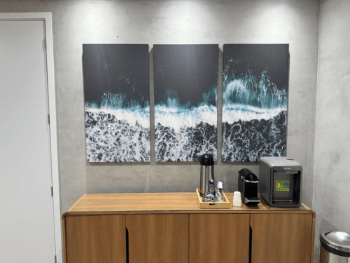 Quadro panorâmico de porto em moldura branca