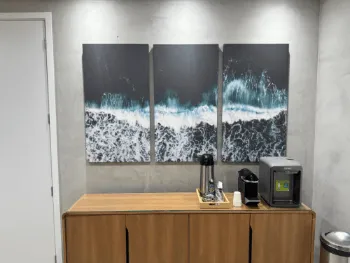 Quadro panorâmico de porto em moldura branca