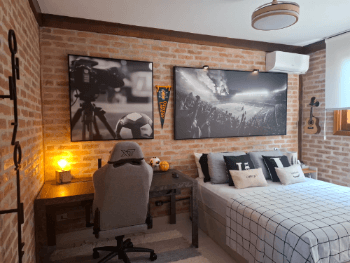 Quadro P&B de gestante em quarto