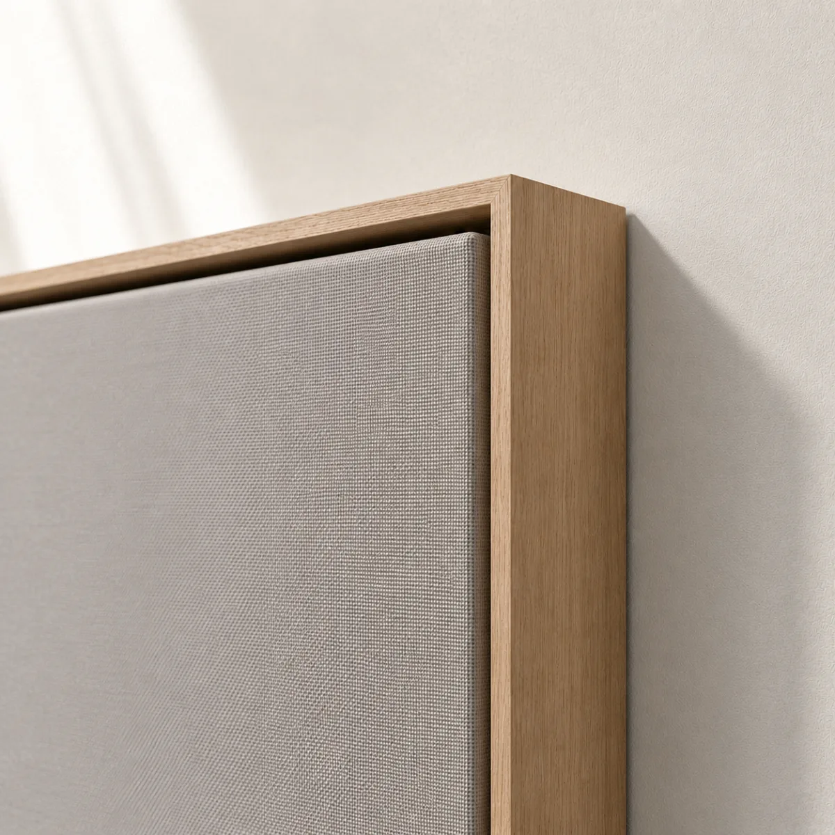 Detalhe da textura do canvas e do acabamento lateral de um quadro premium.